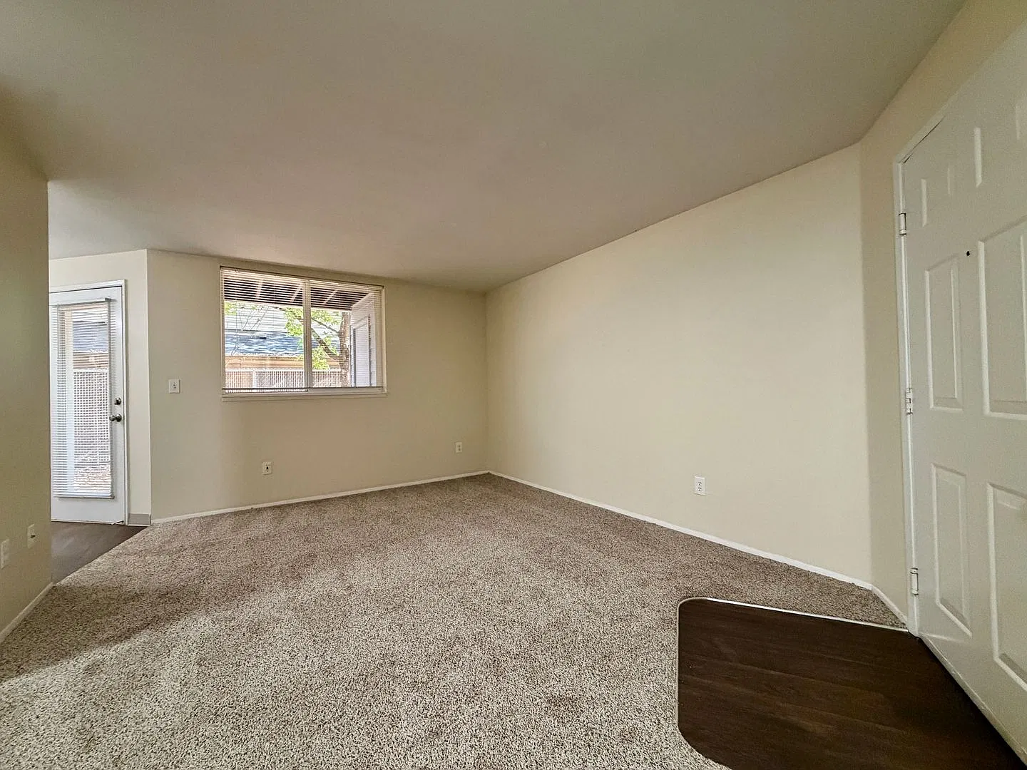 0174-06PP Lindsey Anne Apartments — Photo 3