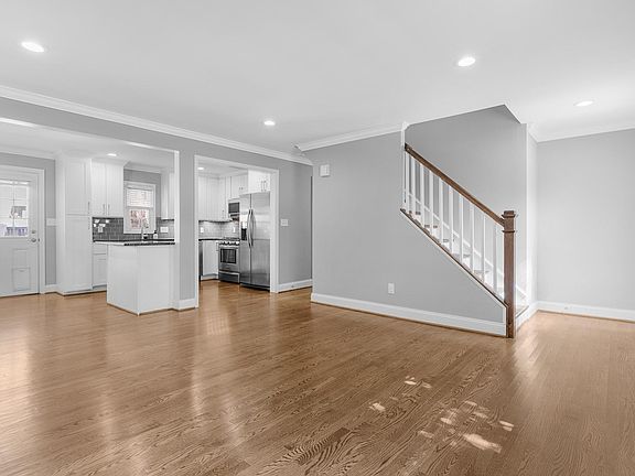 4th image of 2205 S Columbus St
