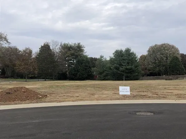 1332 Burr Oaks Ct, Bowling Green, KY 42103