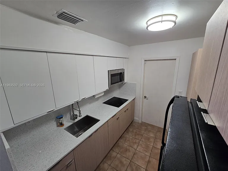704 SW 2nd Ave — Photo 9