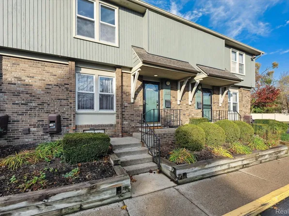265 N Maple Rd, Saline, MI 48176