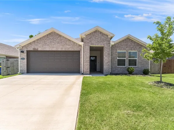 2210 S 10th St, Rogers, AR 72758