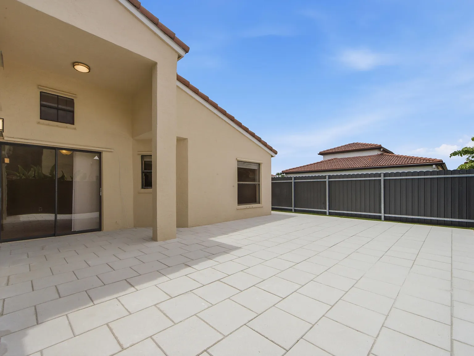 3 bed, 2.0 bath, 1372 sqft, $3,900 — Photo 3