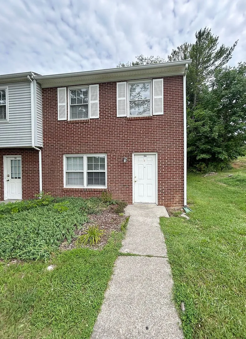Spacious Townhome Near Campus — Photo 1