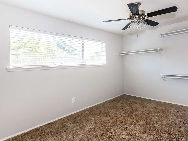 Bel Air Oaks — Photo 33