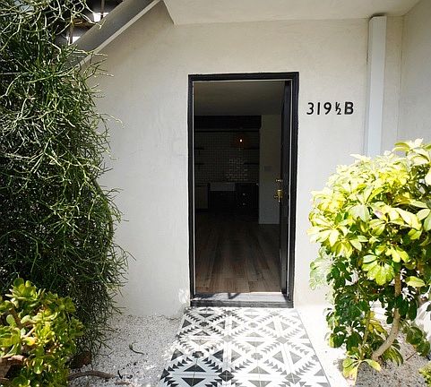2nd image of 319 1/2 Vernon Ave #B