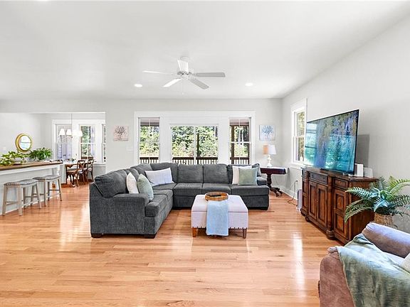 3rd image of 81 Hartfield Grn