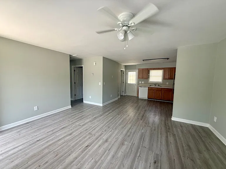 Two bedroom, one bath apartment in Burlington — Photo 8
