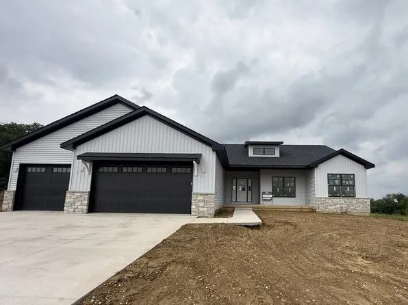 7202 Alvie Ct, Bettendorf, IA 52722
