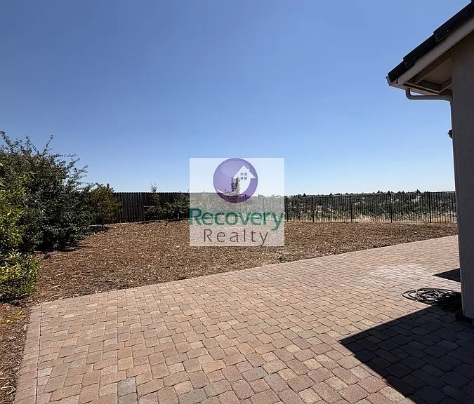 621 Tower Ct — Photo 3