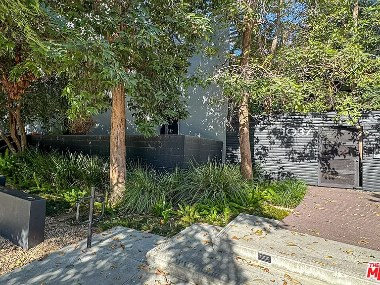 1037 N Laurel Ave #10B — Photo 25