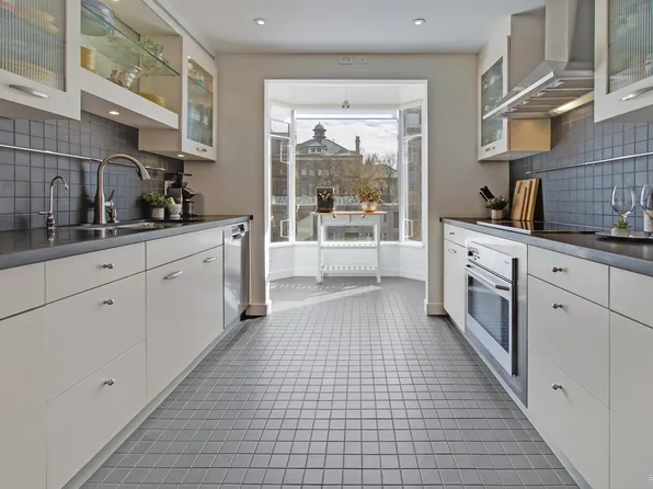 2628 Ash St #401, Vancouver, BC V5Z 4L2