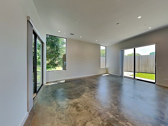 3rd image of 906 Blackland Ct