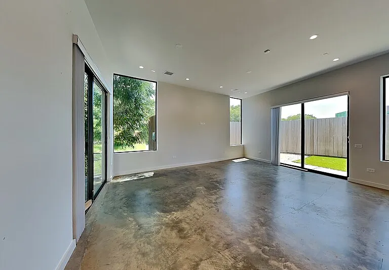906 Blackland Ct — Photo 3