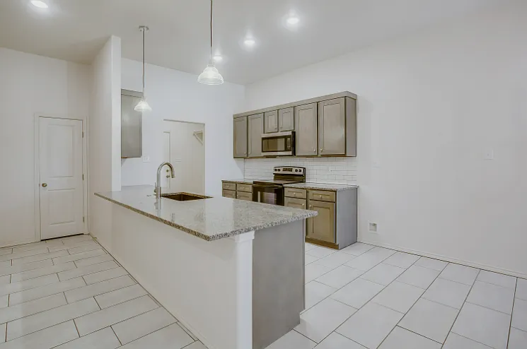 1716 Corpus Ave — Photo 1
