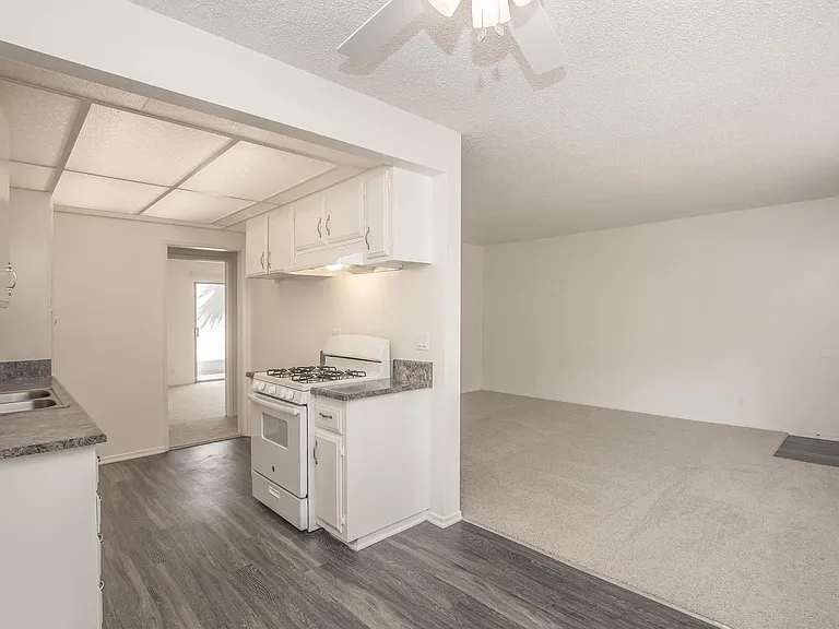 Castilian and Cordova Apartment Homes — Photo 12