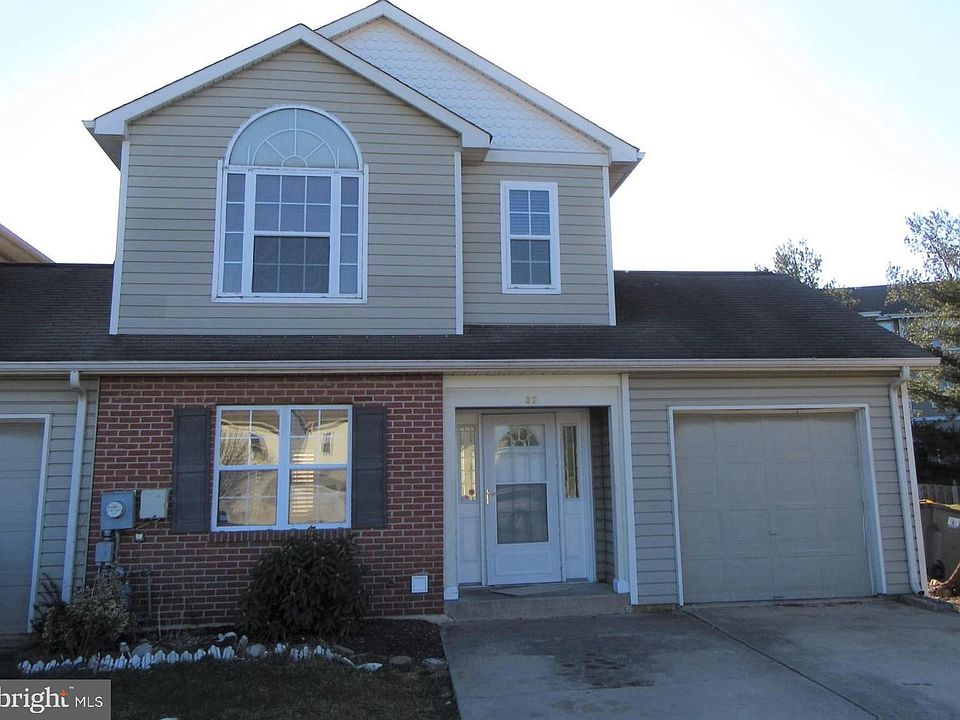 1st image of 32 Paxton Ln