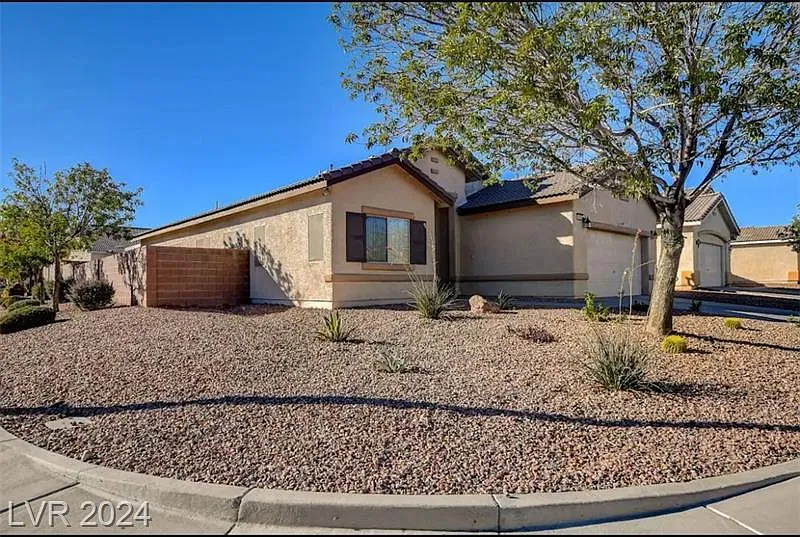 3 bed, 2.0 bath, 1873 sqft, $4,900 — Photo 2
