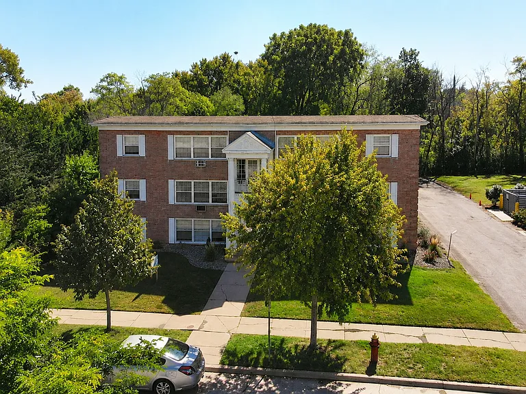 Highland Court Apartments — Photo 17