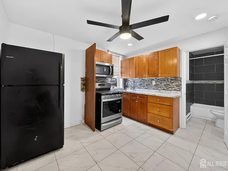 534 Roosevelt Ave #5 — Photo 3