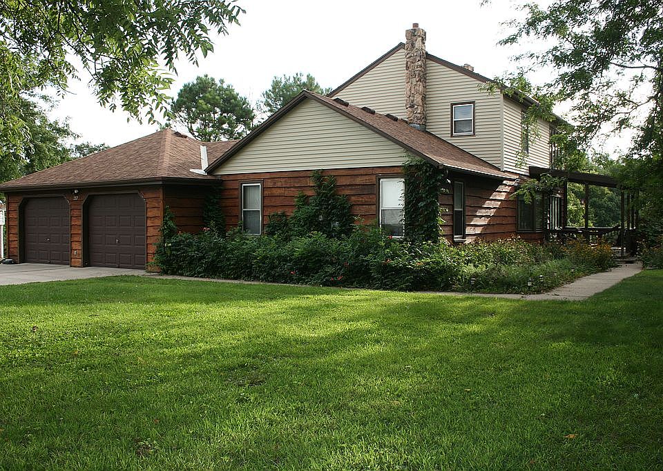 Beautiful 1 1/2 story home 