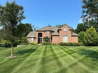 4906 Stonehenge Dr, Rochester, MI 48306