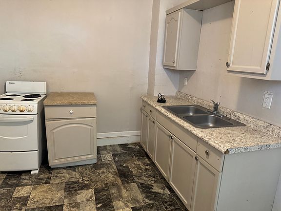 3rd image of 395 NW Desoto St APT 104