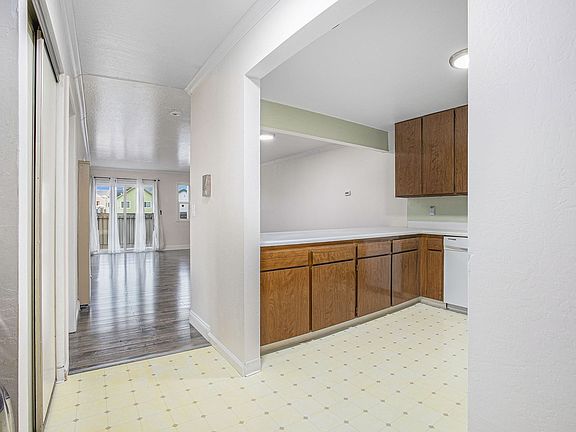 2nd image of 336 E 15th St APT 3