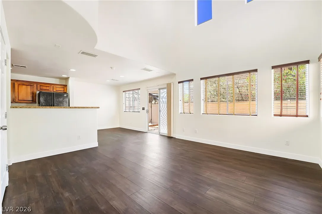 3 bed, 2.5 bath, 1398 sqft, $1,950 — Photo 3