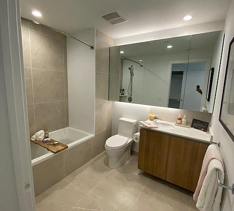 5th image of 1205 S Flower St #821