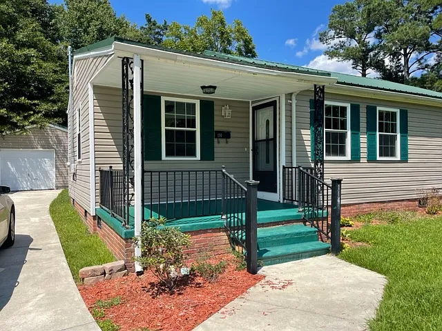 114 Beaufort Dr — Photo 3