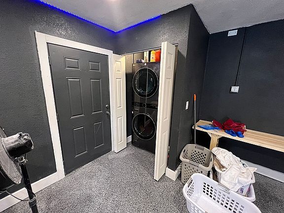 LAUNDRY IN GARAGE (A/C)