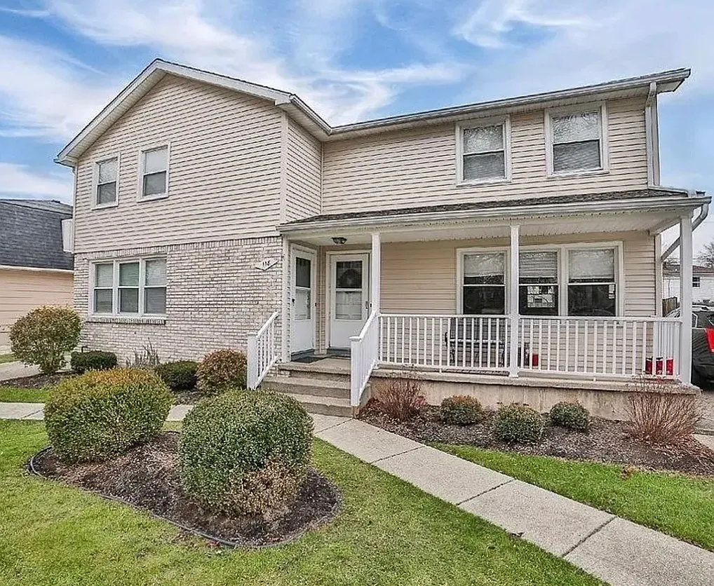 3 bed, 1.5 bath, 1300 sqft, $1,999 — Photo 2