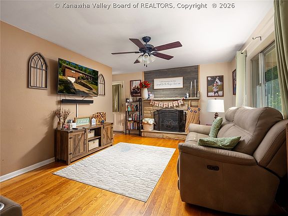5th image of 2211 Larwood Dr