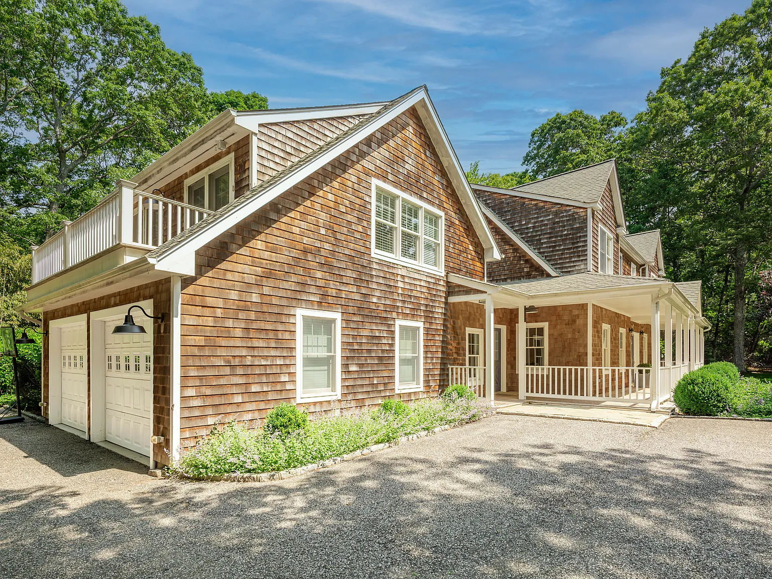 Refined Hamptons Retreat — Photo 3
