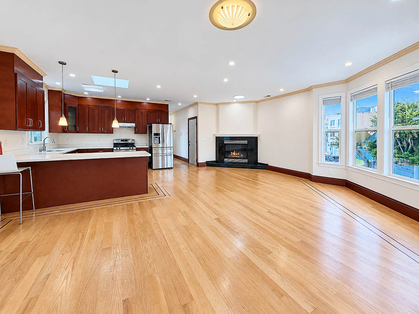 3 bed, 1900 sqft, $5,850 — Photo 2