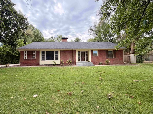 211 Hyde Park Dr, Hutchinson, KS 67502