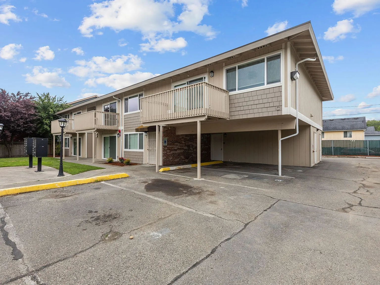 Pacific Manor Apartments — Photo 3