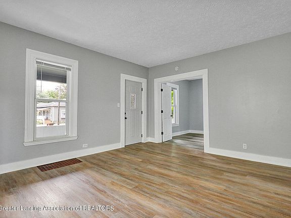 4th image of 304 E Lincoln St