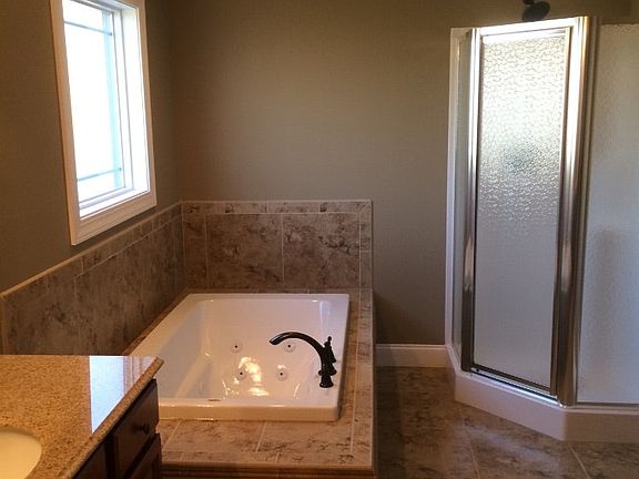 3rd image of 110 Pin Oak Ln