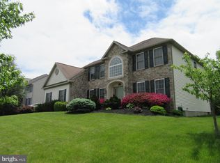 108 Farm View Ct, Douglassville, PA 19518