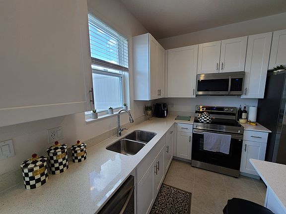 5th image of 1190 Wycliffe Way