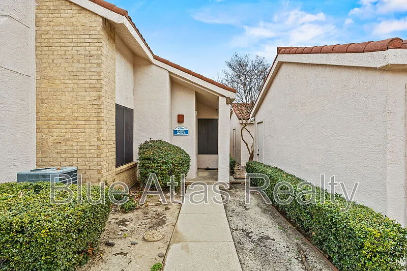 Building Photo - 559 Ranch Trl #213