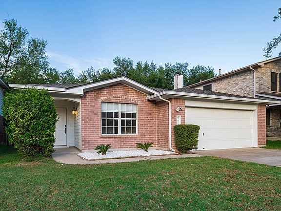 2nd image of 1800 Carriage Hills Trl