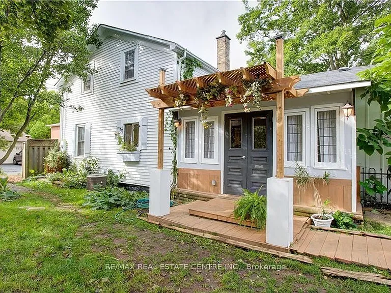 134 Kitchener Rd — Photo 2