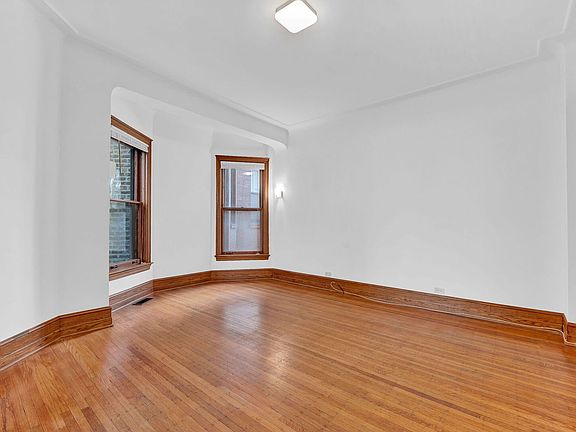 4th image of 5482 S Hyde Park Blvd