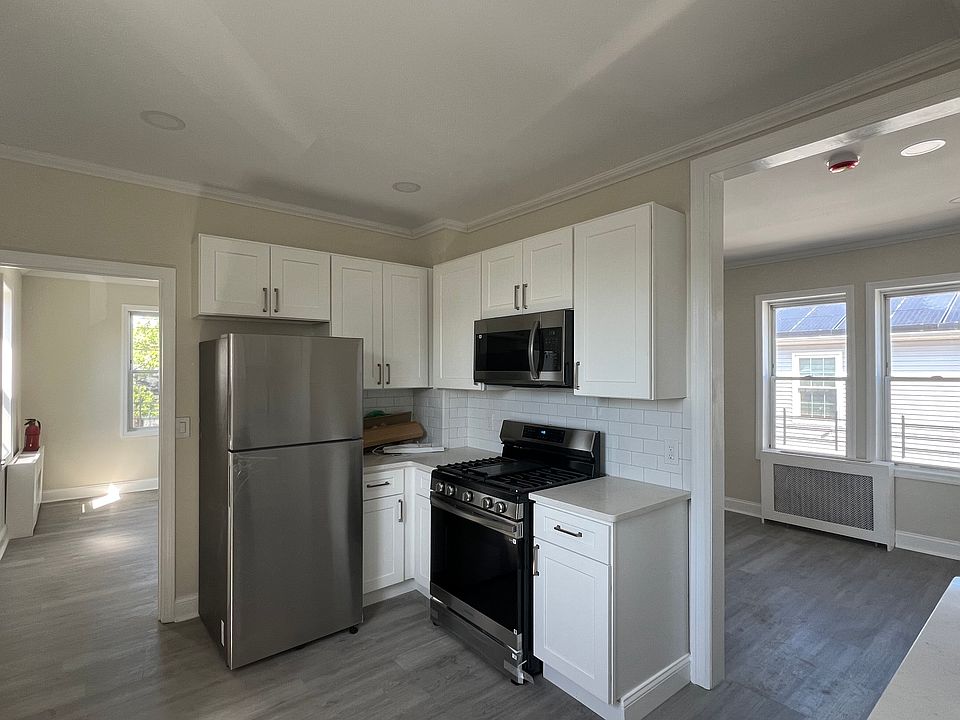 2nd image of 29 Laurel Ave Floor 2