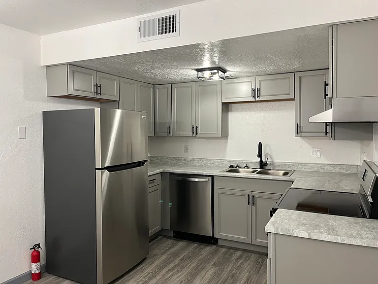 Fully Updated 2 Bedroom End Unit in Rio Rancho — Photo 3