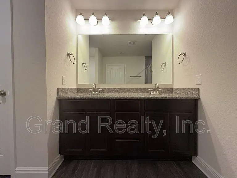 5033 Peach Dr — Photo 10