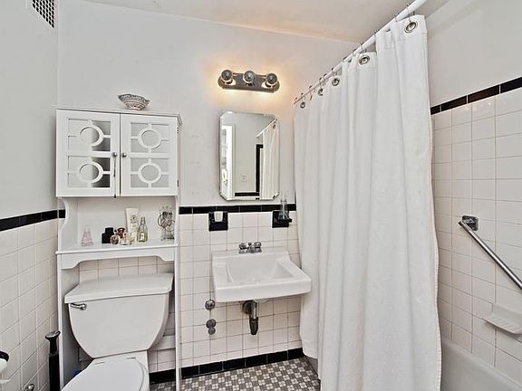 3rd image of 415 Grand St APT E802